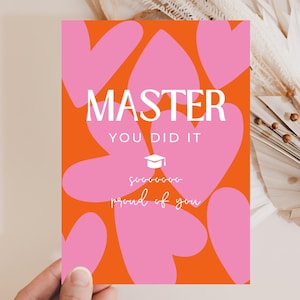 Könnte beinhalten: Eine rechteckige Grußkarte mit orangefarbenem Hintergrund und großen rosa Herzen. Der Text lautet MASTER YOU DID IT mit einem kleinen weißen Doktorhut-Symbol, gefolgt von dem Schreibschrifttext soooooo proud of you in weißen Buchstaben.