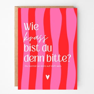 Könnte beinhalten: Eine rechteckige Grußkarte mit einem vertikalen Wellenstreifenmuster in abwechselndem Hellrot und Pink. Der weiße Text lautet: Wie krass bist du denn bitte? Du kannst so stolz auf dich sein. Ein kleines weißes Herzsymbol ist mittig darunter platziert.