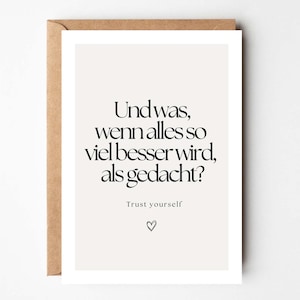 Op de afbeelding: Een minimalistische kunstprint met een crèmekleurige achtergrond en zwarte tekst. De tekst luidt "Und was, wenn alles zo veel beter wordt, als gedacht?" met "Trust yourself" eronder en een klein hartje. De print zit in een bruine envelop.