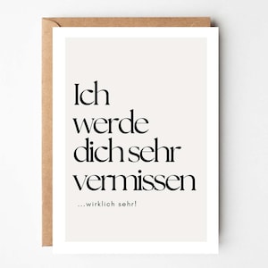 Könnte beinhalten: Eine Grußkarte mit dem deutschen Satz "Ich werde dich sehr vermissen" in schwarzer, eleganter Typografie auf cremefarbenem Hintergrund. Die Karte befindet sich in einem braunen Umschlag.