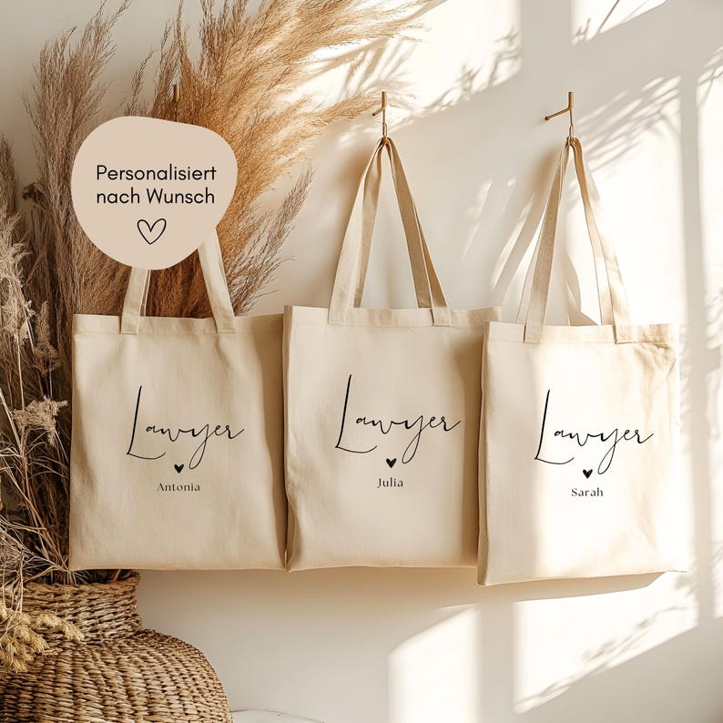 geschenk für anwältin
juristin jutebeutel namen
tasche für jurastudentin
personalisierte kanzlei tasche
stofftasche mit schriftzug
geschenk rechtsanwältin
geschenk für juristinnen
lawyer tote bag damen
geschenk examen jura
personalisierte stofftasche
stilvolle anwältin tasche
jutetasche lawyer
Staatsexamen