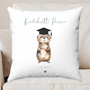 Bachelor Geschenk personalisiertes Kissen mit süßem Otter, Bachelor Abschluss, Geschenk Bachelor, Abschluss Geschenk Bachelor - loulala®