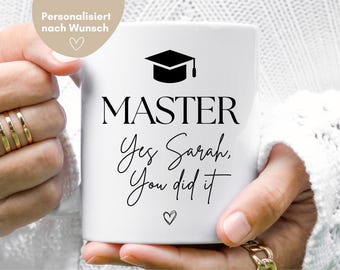Könnte beinhalten: Weiße Keramiktasse mit schwarzem Text, der "MASTER Yes Sarah, You did it" lautet. Ein schwarzes Abschlusskappen-Symbol befindet sich über dem Wort "MASTER".