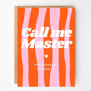 Könnte beinhalten: Grußkarte mit braunem Umschlag. Die Karte hat einen Hintergrund mit orangefarbenen und rosa Streifen. Der Text "Call me Master" steht in fetter weißer Schrift, darunter ein kleines Herz. Unten steht "YEAAAAAAH... YOU DID IT".