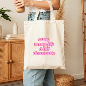 loulala® Jutebeutel mit Spruch „cute, smart & a bit dramatic“ stylische Stofftasche für Frauen, Geschenkidee für Freundin Schwester Kollegin