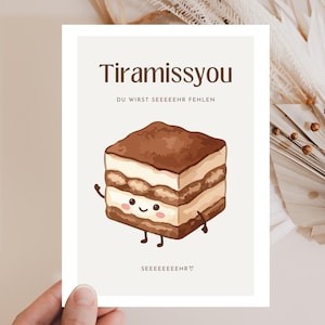 Op de afbeelding: Een rechthoekige wenskaart met een lichtbeige achtergrond voorzien van een getekend tiramisu-vierkantje met een lachend gezicht, armen en benen. De tekst luidt Tiramissyou, DU WIRST SEEEEEHR FEHLEN en SEEEEEEEEHR met een klein hartsymbool.