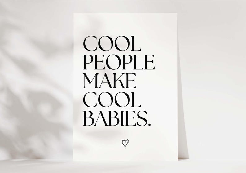 Pu&ograve; includere: Stampa tipografica in bianco e nero con il testo "Cool people make cool babies." Un piccolo simbolo di cuore si trova nella parte inferiore della stampa.