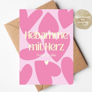 Op de afbeelding: Een rechthoekige wenskaart met een lichtroze achtergrond en meerdere roze harten. De tekst luidt "Hebamme mit Herz" in grote gele letters en "Danke für alles" in kleinere witte letters. Een klein wit hartje is onderaan in het midden geplaatst.