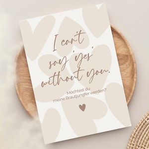 Könnte beinhalten: Eine rechteckige Grußkarte mit einem Muster aus beigen Herzen auf weißem Hintergrund. Der Text lautet: "I can't say 'yes' without you." Darunter steht in kleinerer Schrift: "Möchtest du meine Brautjungfer werden?" mit einem kleinen Herzsymbol.