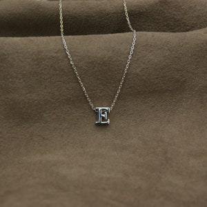 Collar con diseño especial de letras de color, collar con letras especiales, collar con letras especiales de oro,