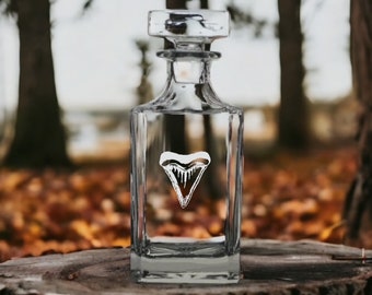 Decantador de whisky Shark Tooth: regalo de bourbon personalizado (26 oz)