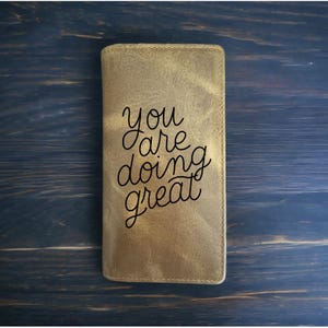 Cartera Doing Great Rodeo Cowboy Western Buffalo Leather Premium Quote Love NUEVO