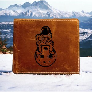 Cartera de cuero plegable con diseño de astronauta y luna de primera calidad Buffalo Space Galaxy NUEVA