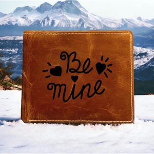 Cartera de cuero Be Mine de primera calidad con forma de corazón y frase "Love" y "Buffet Hearts"