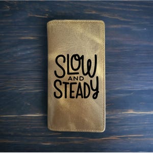 Cartera de rodeo Slow and Steady, de piel de búfalo occidental, de primera calidad, con frase NUEVA