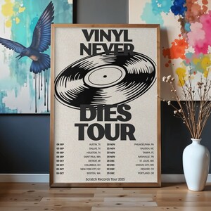 Könnte beinhalten: Ein gerahmtes Poster mit dem Text "VINYL NEVER DIES TOUR" und einer Grafik einer Schallplatte. Das Poster listet Tourdaten und -orte auf, darunter Austin, TX und Philadelphia, PA. Das Poster befindet sich in einem Holzrahmen.