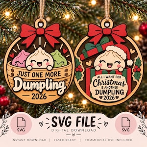 Könnte beinhalten: Zwei kreisförmige Holzornamente mit Cartoon-Teigtaschen. Das linke Ornament zeigt drei Teigtaschen in einem Dämpfer mit dem Text JUST ONE MORE Dumpling 2026. Das rechte Ornament zeigt eine Teigtasche in einer Geschenkbox mit dem Text ALL I WANT FOR Christmas IS ANOTHER DUMPLING 2026.