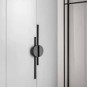 Könnte beinhalten: Ein schwarzer Türgriff mit einem runden, schwarzen, flachen Knopf und drei vertikalen schwarzen Balken.