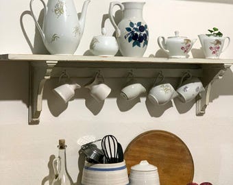 Prateleira flutuante de madeira rústica feita à mão: decoração de cozinha estilo fazenda