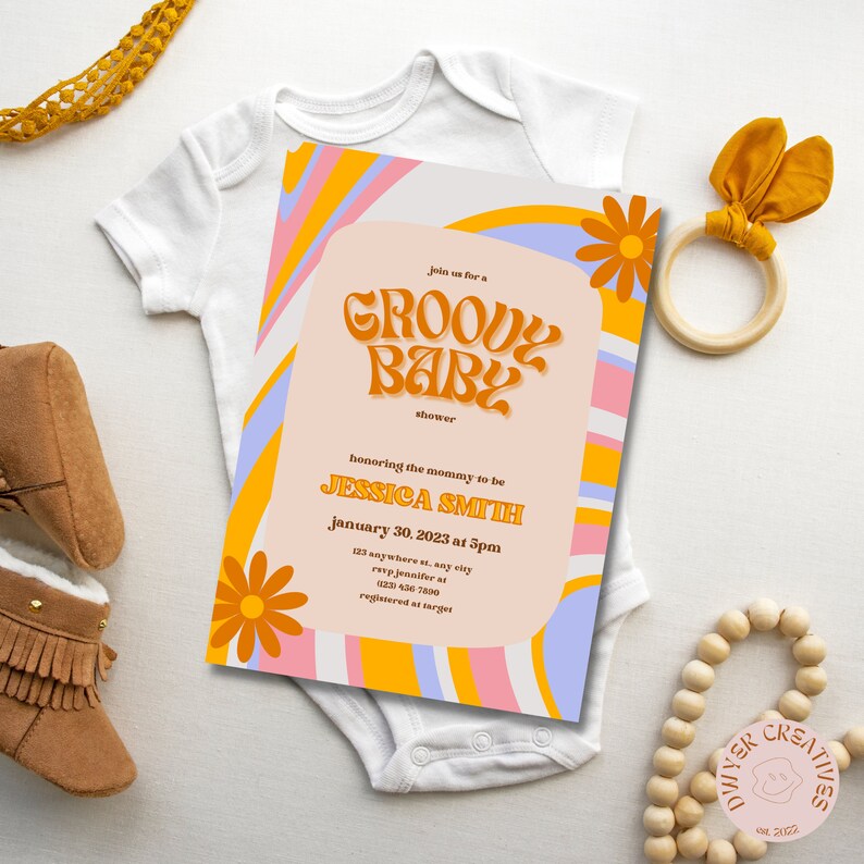 K&ouml;nnte beinhalten: Eine Einladung zu einer Groovy Babyparty mit einem psychedelischen Design in Pink, Gelb und Blau. Die Einladung enth&auml;lt den Text "Join us for a Groovy Baby Shower" und das Datum "January 30, 2023 at 3pm".