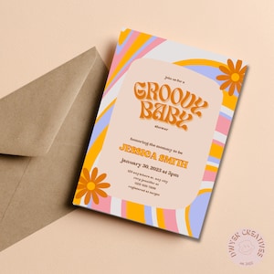 K&ouml;nnte beinhalten: Eine &bdquo;Groovy Baby&ldquo;-Babyparty-Einladung mit einem Retro-Design aus den 70er Jahren. Die Einladung zeigt ein farbenfrohes Wirbelmuster in Rosa, Gelb, Blau und Wei&szlig;. Der Text &bdquo;Groovy Baby Shower&ldquo; ist in einer fetten, Retro-Schriftart gehalten. Die Einladung enth&auml;lt auch das Datum und die Uhrzeit der Babyparty sowie den Namen der Ehrengast, Jessica Smith.