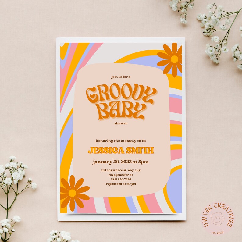 K&ouml;nnte beinhalten: Eine Einladung zu einer &bdquo;Groovy Baby&ldquo;-Babyparty mit einem Retro-Design aus den 70er Jahren. Die Einladung zeigt ein farbenfrohes Wirbelmuster in den Farben Rosa, Gelb, Blau und Orange. Der Text &bdquo;Groovy Baby Shower&ldquo; ist in einer fetten, orangen Schrift geschrieben. Die Einladung enth&auml;lt auch den Namen Jessica Smith, das Datum 30. Januar 2023 und die Uhrzeit 17:00 Uhr.