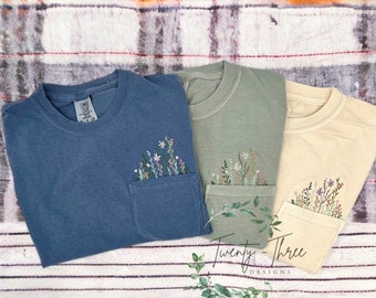 Besticktes Wildblumen-Taschen-T-Shirt mit Rundhalsausschnitt, besticktes Blumenhemd, Frühlingskleidung, Blumen-Taschen-T-Shirt, Comfort Colors-Tshirt