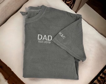 Papa besticktes Hemd, Vatertagsgeschenk, Papa est. Shirt, Benutzerdefiniertes Papa-Shirt, Benutzerdefinierte Stickerei, Comfort Colors T-Shirt