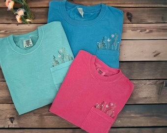 Gesticktes Wildblumen-Taschen-T-Shirt mit Rundhalsausschnitt, Gesticktes Blumenhemd, Comfort Colors-T-Shirt, Blumentaschen-T-Shirt, Gestickte Blumen