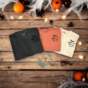 Camiseta de murciélagos bordados, camiseta de Halloween, temporada espeluznante, camiseta de murciélagos, Halloween, tallas extendidas, bordado, murciélagos bordados, colores cómodos