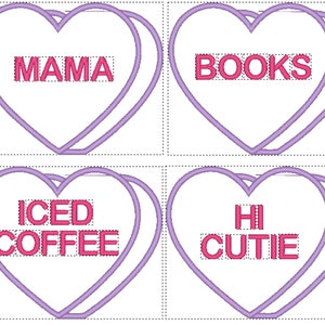 Puede incluir: Cuatro corazones de caramelo rosa y blanco con diferentes mensajes. Los corazones est&aacute;n delineados en morado. Los mensajes son "MAMA", "LIBROS", "CAF&Eacute; CON HIELO" y "HOLA PRECIOSA".