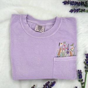 Geborduurd T-shirt met ronde hals met wilde bloemenpocket, overhemd met geborduurde bloemen, lentekleding, T-shirt met bloemenzakje, T-shirt Comfort Colors