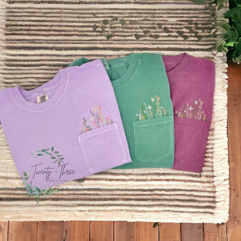 Geborduurd T-shirt met ronde hals en wilde bloemen, Geborduurd bloemenshirt, Lentekleding, T-shirt met bloemenzak, Comfort Colors tshirt afbeelding 2