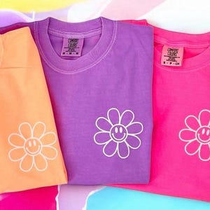 Retro Flower SmileFace 3D Puff shirt, Fun & Trendy Vintage Graphic Comfort Color Happy Face Smile Summer T-Shirt, Extended sizes available.
