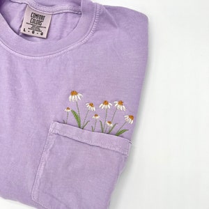Embroidered crewneck daisies pocket t-shirt, Embroidered flower shirt, Embroidery, Floral pocket tee, Comfort Colors t-shirt, daises,
