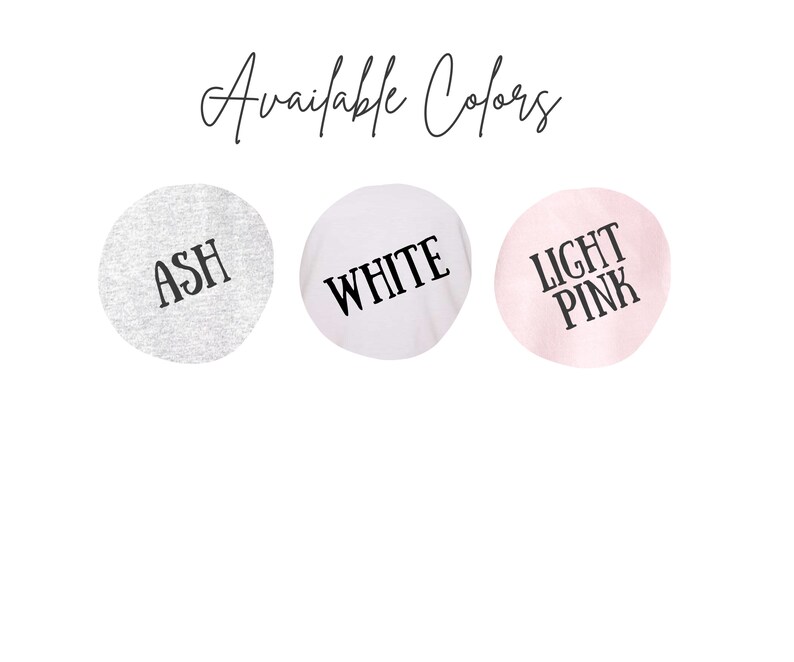 Puede incluir: Tres muestras de tela que muestran los colores disponibles para una camiseta: ceniza, blanco y rosa claro.