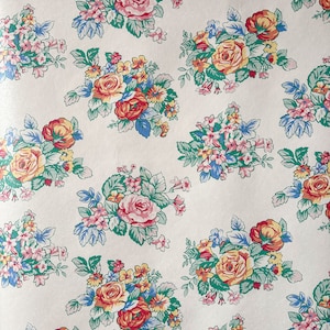 Vintage floral wallpaper rolls. Very beautiful colours. 1980’s Sheridan vintage wallpaper.