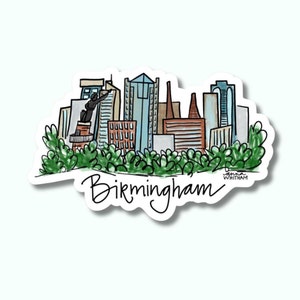 Könnte beinhalten: Eine handgezeichnete Illustration der Skyline von Birmingham, Alabama, mit einem grünen Busch im Vordergrund und dem Text "Birmingham" in Kursivschrift unter der Skyline.