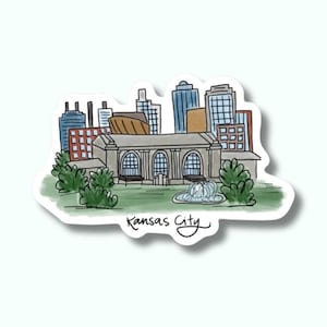 Puede incluir: Una ilustraci&oacute;n dibujada a mano del horizonte de Kansas City, con un gran edificio con una fuente en frente. La ilustraci&oacute;n est&aacute; en estilo acuarela e incluye el texto "Kansas City".