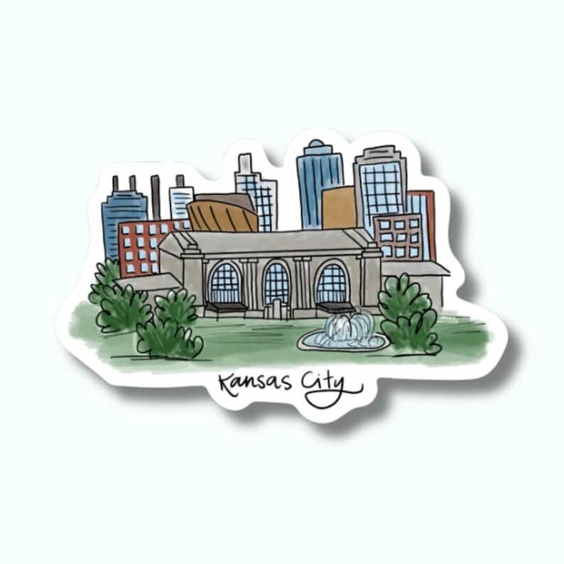 Puede incluir: Una ilustraci&oacute;n dibujada a mano del horizonte de Kansas City, con un gran edificio con una fuente en frente. La ilustraci&oacute;n est&aacute; en estilo acuarela e incluye el texto "Kansas City".