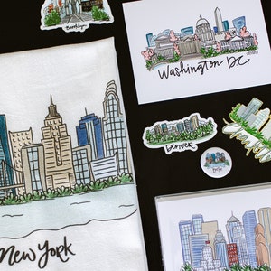 Puede incluir: Una colecci&oacute;n de ilustraciones de rascacielos de ciudades, incluyendo Nueva York, Washington D.C., Denver, Boston y Houston. Las ilustraciones est&aacute;n dibujadas a mano en estilo acuarela y presentan monumentos ic&oacute;nicos de cada ciudad.