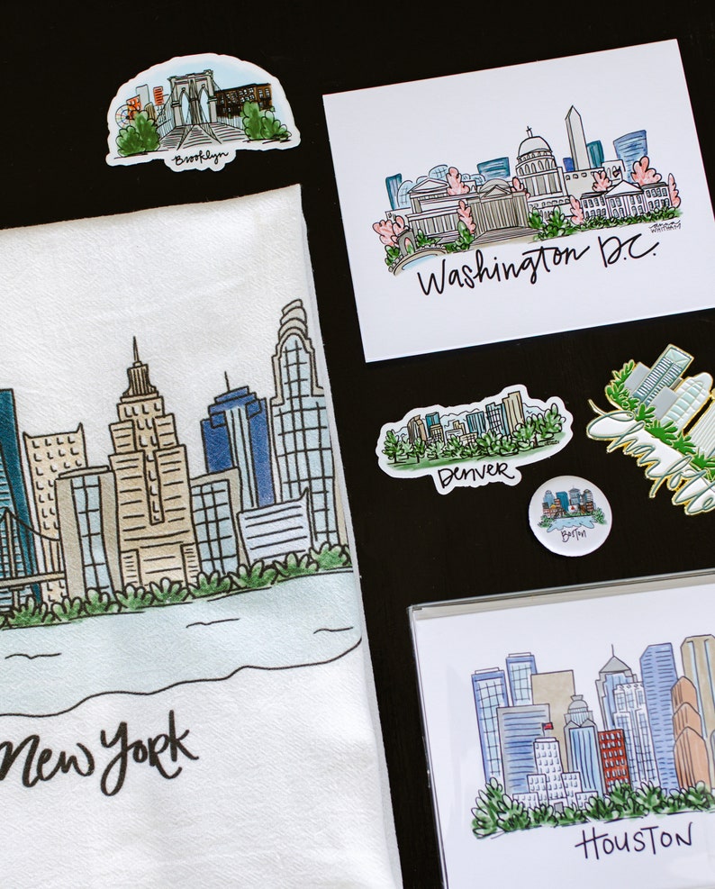 Puede incluir: Una colecci&oacute;n de ilustraciones de rascacielos de ciudades, incluyendo Nueva York, Washington D.C., Denver, Boston y Houston. Las ilustraciones est&aacute;n dibujadas a mano en estilo acuarela y presentan monumentos ic&oacute;nicos de cada ciudad.
