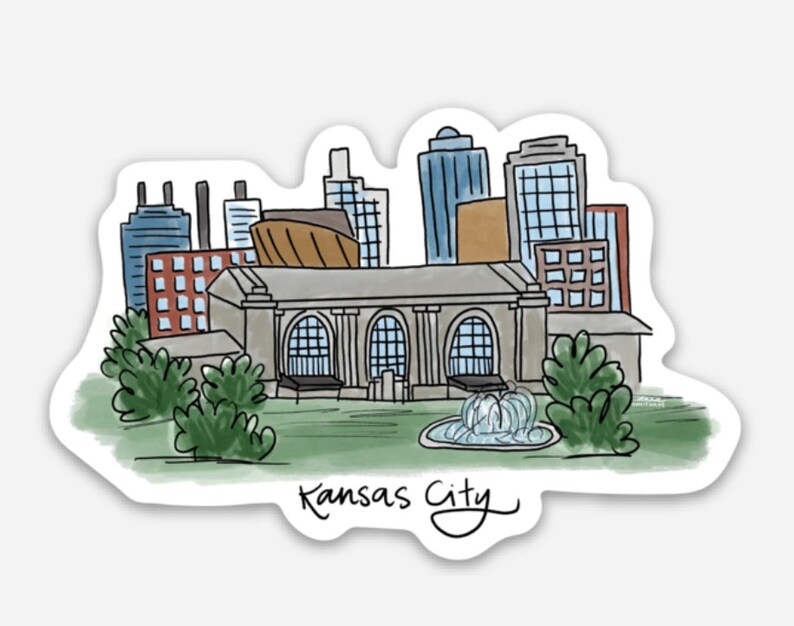 Puede incluir: Una ilustraci&oacute;n de acuarela del horizonte de Kansas City, con un gran edificio con ventanas arqueadas, rodeado de edificios m&aacute;s peque&ntilde;os y &aacute;rboles. El texto "Kansas City" est&aacute; escrito en cursiva en la parte inferior de la imagen.