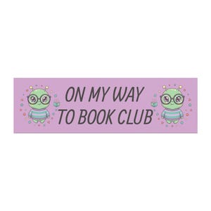 Könnte beinhalten: Ein rechteckiges, lavendelfarbenes Banner mit dem Text "ON MY WAY TO BOOK CLUB". Das Banner zeigt Cartoon-Aliens mit Brille und Pullover, umgeben von Sternen und Formen.