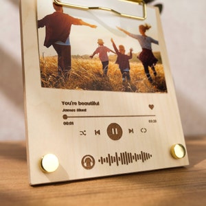 Aangepaste houten familiefotolijst: gepersonaliseerd cadeau voor liedritme
