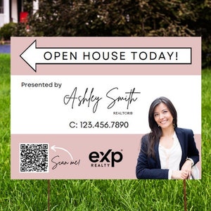 Puede incluir: Un cartel de casa abierta rosa y blanco con un código QR, el texto "OPEN HOUSE TODAY!" y el nombre "Ashley Smith REALTOR®" con un número de teléfono. El cartel también presenta una foto de una mujer y el logotipo "exp REALTY".