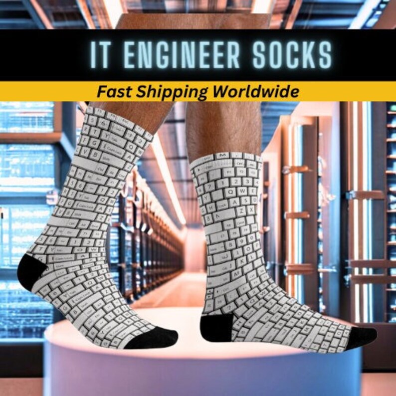 Op de afbeelding: Een paar witte sokken met een toetsenbordontwerp. De sokken worden door een persoon gedragen. De tekst "IT ENGINEER SOCKS" staat bovenaan de afbeelding. De tekst "Fast Shipping Worldwide" staat onder de eerste tekst.