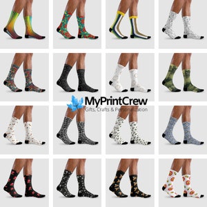 Op de afbeelding: Een verzameling van 12 paar kleurrijke sokken met verschillende patronen, waaronder strepen, geometrische vormen en bloemenmotieven. De sokken worden getoond op een witte achtergrond.