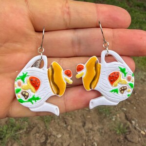 Pendientes grandes con forma de tetera Merry Mushroom / Colección Merry Mushroom de Sears / Para amantes de lo vintage / Arcilla polimérica / Hipoalergénicos / Hechos a mano