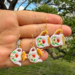 Pendientes de tazas y tetera pequeñas con diseño de setas navideñas / Colección Merry Mushroom de Sears / Para amantes de lo vintage / Arcilla polimérica / Hipoalergénicos / Hechos a mano